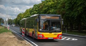 Komunikacyjny przewodnik na Wszystkich Świętych: duże zmiany w ruchu i komunikacji miejskiej przy cmentarzach