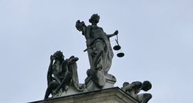 AED ratuje życie - szybka reakcja w Szkole Podstawowej nr 317 na Woli