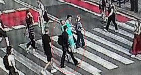 Brutalna napaść w centrum: agresor zatrzymany kilka minut po uderzeniu przechodnia na pasach