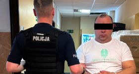 Zarzuty znęcania się i nakaz opuszczenia lokalu: Policja zatrzymała agresywnego 38-latka