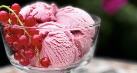 Przepis na kremowe lody z czerwonej porzeczki od KGW "W Rumiankowym Ogrodzie"