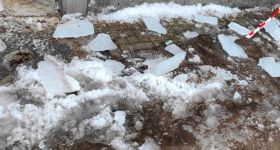 Bryły lodu spadały na chodnik. Mandat i pilne polecenie usunięcia zagrożenia na Kamionkowskiej