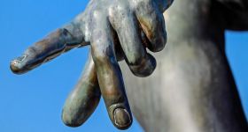 Historyczna rzeźba na Mokotowie odzyskała blask: Zakończono konserwację figury Matki Boskiej z osiedla Szare Domy