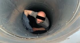 Włamywacz-amator z Woli. Próbował dostać się szybem wentylacyjnym, lecz... utknął