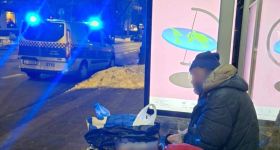 Przełom na Saskiej Kępie: Uparty 60-latek uratowany przed mrozem dzięki cierpliwości strażników