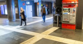 Kolejne stacje zyskują udogodnienia dla osób niewidomych