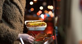Kulinarne święto pod gwiazdami. Gastro Miasto powraca na Plac Centralny przy Pałacu Kultury i Nauki