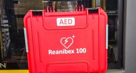 Sieć defibrylatorów AED w stolicy: Jak szybko znaleźć urządzenie ratujące życie?