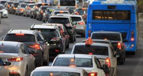 Zderzenie trzech aut na obwodnicy Warszawy. Kierowcy utknęli w korku