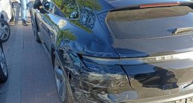 Znalazł kluczyki od Porsche, potrącił rowerzystę i rozbił trzy samochody