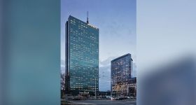 Ruszyła rozbiórka wieżowca Intraco. Kultowy budynek znika z panoramy Warszawy