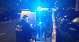 Agresywna kobieta na klatce bloku na Pradze-Południe. Interweniowała straż miejska