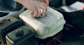 „Zimowy” tylko z nazwy? ITS alarmuje: większość płynów do spryskiwaczy zawodzi na mrozie