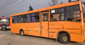 Zderzenie ciężarówki z autobusem szkolnym - w pojeździe były dzieci