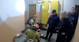 Policjanci uratowali 46-latka z zadymionego mieszkania