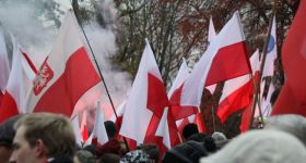 Policja wyjaśnia sprawę zerwanych flag w Warszawie